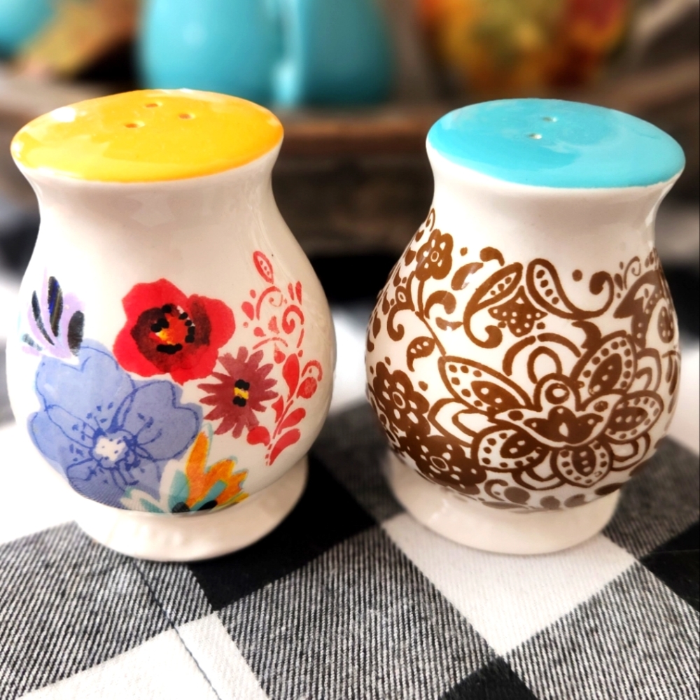 Pioneer Woman salt & pepper shakers floral Excellent condition